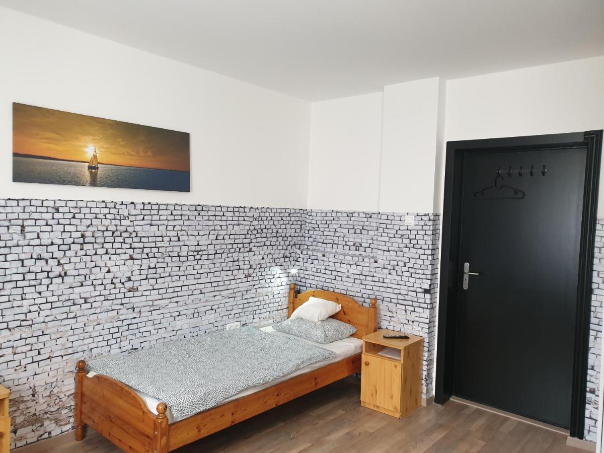 Kid Familia Panzio Balatonszarszo Bed & Breakfast Exterior photo