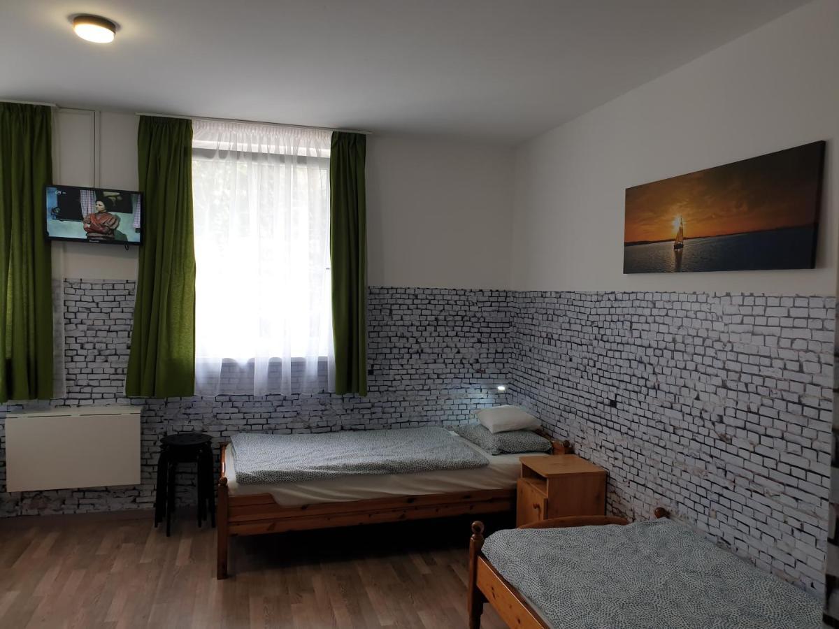 Kid Familia Panzio Balatonszarszo Bed & Breakfast Exterior photo